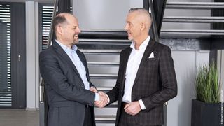 System- und Technologiepartnerschaft per Handschlag besiegelt: Johannes Pfeffer (li.), Johannes Pfeffer, Vice President der Business Unit Automation bei Wago und Steffen Winkler, CSO der Business Unit Automation bei Bosch Rexroth.  (Bild: Wago)