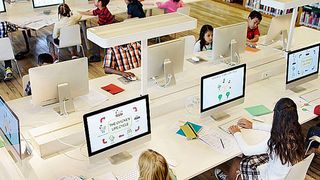 Das Gerangel um die Mittelverteilung zur Digitalisierung in den den Schulen hat begonnen. Es wird wohl noch dauern, bis Arbeitsmöglichkeiten wie im Bild, zum Standard werden  (Rawpixel.com – stock.adobe.com)