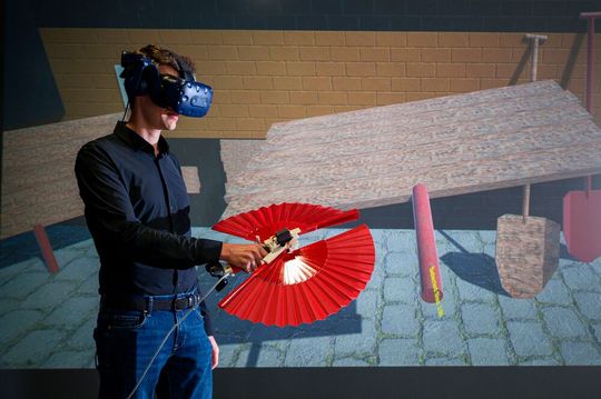 Forscher aus dem Saarland wollen Gegenstände im virtuellen Raum möglichst realistisch greifbar machen. Mit zwei neuartigen Controllern – einer Art Stab und einer Art Fächer – ist man dem Ziel nun wesentlich näher gekommen ...(Bild:  O. Dietze)