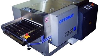 In der Bürstmaschine werden die Werkstücke im Durchlaufverfahren gereinigt und entgratet. (Archiv: Vogel Business Media)