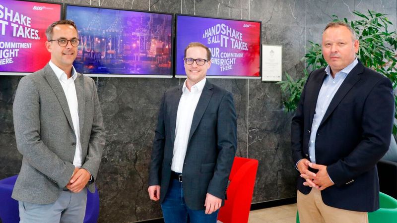 Autorola Solutions und BLG Logistics kooperieren für eine transparente Fahrzeuglogistik: (von links) Philipp Wittmer, Leiter Vertrieb Pkw BLG Automobile Logistics; Carsten Kaufmann, Senior Key-Account-Manager Autorola Solutions; Andrew Bauer, Geschäftsführer BLG Logistics.(Bild:  BLG)