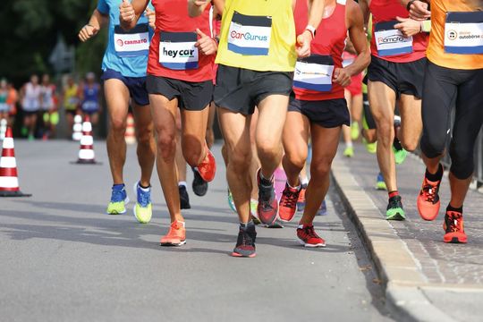 (Bild:  ©ChiccoDodiFC - stock.adobe.com; Logos: Anbieter; [M] kfz-betrieb)