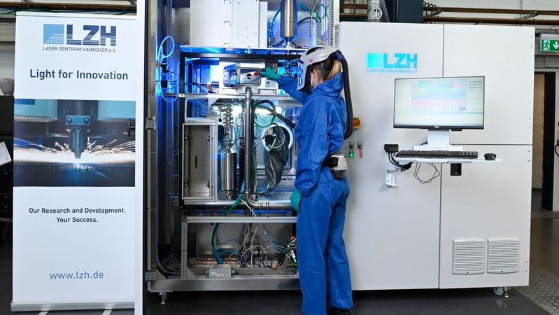 Im SFB 1368 untersucht das LZH an einer selbst entwickelten Anlage die Prozessierbarkeit von Metallpulvern beim selektiven Laserstrahlschmelzen in sauerstofffreier Atmosphäre.(Bild:  LZH)