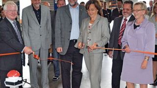 Bernhard Bauer (im Bild links), Minitec-Gründer und Geschäftsführer, eröffnete im August gemeinsam mit Ministerin Margit Conrad (Bildmitte) das „Solar Thermal Competence Center“ in Waldmohr/Pfalz. Bild: Minitec (Archiv: Vogel Business Media)