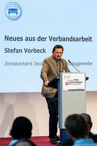 Bevor die Redner zum Themenschwerpunkt der Fachtagung „Amtliche Prüfung: Alles neu ab 2018!“ auf die Bühne kamen, berichtete Stefan Vorbeck, Vorsitzender der Fachgruppe Freie Werkstätten des ZDK, über Neuigkeiten aus der Verbandsarbeit. Außerdem gab er einen Rück- und Ausblick rund um Themen der „Freien“. (Stefan Bausewein)