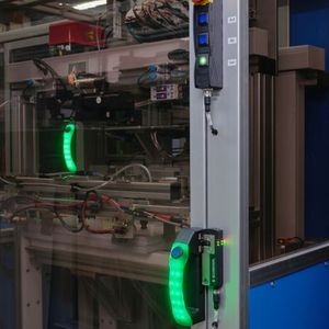 A separate control panel from the BDF 100 series by Schmersal is used for additional operating functions (shown above in the image).  (Source:  Tiepner GmbH)