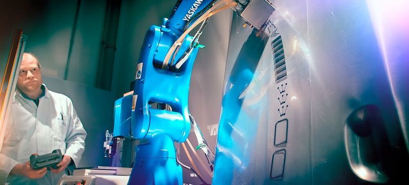 Robot-assisted inkjet printing on 3D components at Fraunhofer Enas. (© Biermann & Jung)