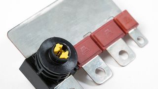 Integrierter Pyrotechnischer Schalter (IPS): Leonis neues Produkt ist für eine Integration in elektromechanische Komponenten wie etwa Vorsicherungsdosen konzipiert. (Foto: Leoni)