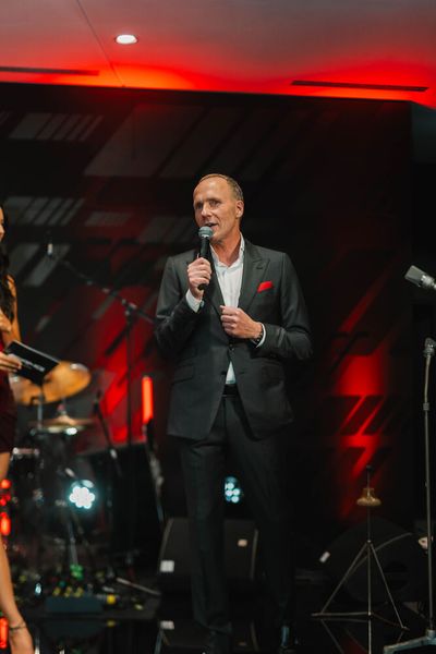 Matthias Kallis, Vorsitzender der Geschäftsleitung der Mercedes-Benz-Niederlassungen Hamburg und Norddeutschland, begrüßte die Gäste auf dem hochkarätigen Opening-Event. (Bild: Mercedes-Benz AG;)