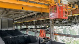 The warehouse crane is equipped with a 3.2 m³powered clamshell grab. (Erik Krueger / Demag)