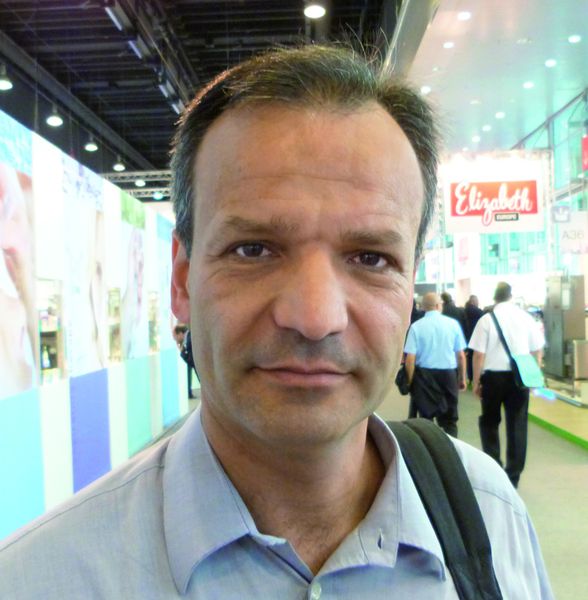 „Die ACHEMA bietet mir die einmalige Gelegenheit, Kontakte zu pflegen und Maschinen-lieferanten zu treffen. Ich suche hier nach technischen Neuheiten, um meine Firma auf den neuesten Stand zu bringen.“Dr. Hans-Peter Mennet, Global Transfer Project Manager, Sandoz (Bild: ACHEMA Daily)