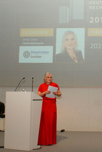 Und dann ging es an die Verleihung des Publikumspreises: Chefredakteurin Ulrike Ostler hält die Laudatio.  (Tobias Mayer )