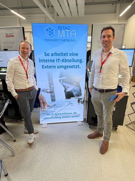 Julius Jupe und Dennis Hasenmaier hielten die Stellung auf dem Bital-System-Stand. (Bild: Vogel IT-Medien GmbH)