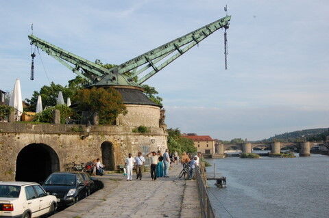 Historischer Ladekrahn mit Mainbrücke im Hintergrund (Archiv: Vogel Business Media)