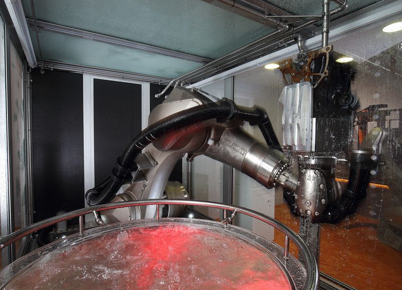 Kuka hat sein neues KR-Quantec-Foundry-Modell mit vielen robusten Besonderheiten ausgestattet, darunter eine laugen-, säure-, hitze- und korrosionsbeständige Schutzoberfläche sowie ein beschichtetes Getriebe. (Bild: Kuka)