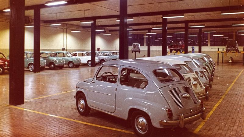 Den 600 brachte Seat 1957 auf den Markt. Er entsprach genau dem zwei Jahre zuvor auf den Markt gebrachten Fiat 600. Analog dem VW Käfer verfügten die beiden über einen Heckantrieb. Trotz einer Länge von nur 3,29 Metern und einer Breite von 1,40 Metern konnten sie dennoch vier Personen befördern.  (Bild: Seat)
