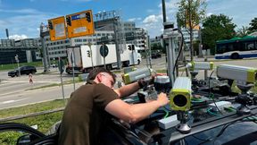 TUM-Forscher Erik Leo Haß prüft die Sensorik auf dem Fahrzeug an einer Kreuzung in Garching-Hochbrück. (Bild: Schmitz / TUM)