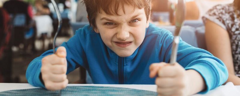 Aus hungrig wird wütend – oder „hangry“, wie es im Englischen heißt. Forscher haben nun gezeigt, dass Hunger erst dann die Stimmung verschlechtert, wenn er bewusst wahrgenommen wird. (Symbolbild)(Bild: ©  Daniel Jędzura - stock.adobe.com)