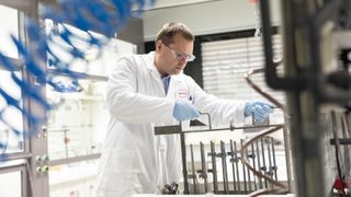 Henkel-Forschung im Einsatz: Die Entwicklung von Bonderite M-AD 2000A zeigt, wie gezielte Additive die Anodisierprozesse energieeffizienter, nachhaltiger und wirtschaftlicher gestalten können. (Bild: Henkel)