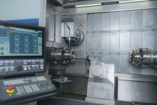 Wer auf der AMB ist oder noch hin will, der sollte sich in Sachen Zerspanungs-Know-how mal bei WFL Millturn Technologies in Halle 6 einfinden. Dort sieht man gleich zwei Dreh-Bohr-Fräszentren der Baureihe M20-G-Millturn unter Span.(Bild:  WFL)