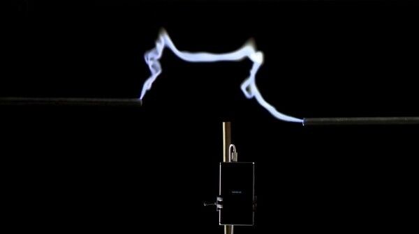 Blitzlader: Forscher der University of Southampton und Nokia haben einen Weg gefunden, den Akku eines Mobiltelefons mithilfe eines Blitzes zu laden (Bild: TDHVL)