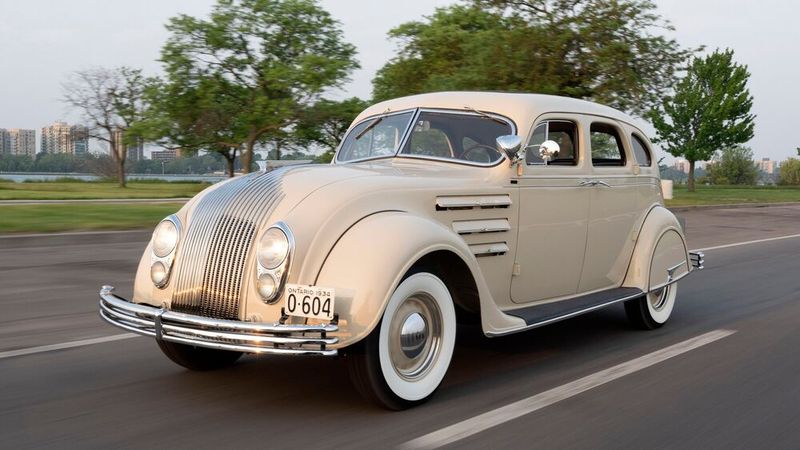 Genial gegen den Wind und dennoch grandios gescheitert: Der Chrysler Airflow initiierte 1934 den Trend zum Stromliniendesign. Der bis 1937 herstellte Wagen war das erste in Serie produzierte amerikanische Full-Size Car, das die Stromlinienform nutzte, um den Luftwiderstand zu reduzieren.  (Bild: Stellantis)