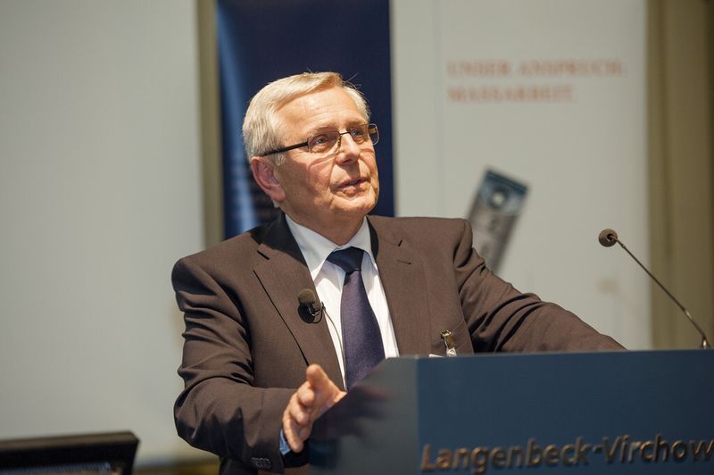 Dr. Jörg Knaack bei seinem Plädoyer für eine evidenzbasierte Personalauswahl, die sowohl Rationalität und Intuition nutzt und den Menschen sowie sein Umfeld als Ganzes betrachtet. (Bild: Odgers Berndtson)