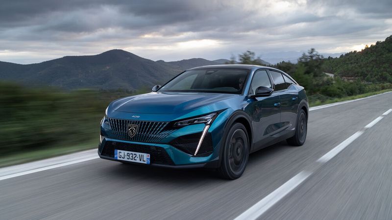 Der neue Peugeot 408 kann auf Wunsch auch elektrisch fahren. (Bild: Peugeot)