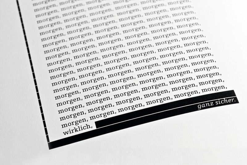 Üben, üben, üben! In den meisten Fällen haben Sie Vorbereitungszeit, bevor Sie eine Rede halten – nutzen Sie sie! Schreiben Sie sich Ihren Text in Stichpunkten nieder und üben Sie diesen. Dabei bemerken Sie schnell, wenn etwas nicht stimmig klingt oder noch weiter erläutert werden sollte. Um sich auch an die Zuhörer zu gewöhnen, ist es hilfreich, vor einem Publikum zu üben. Dafür können Sie Ihren Vortrag vor Familie oder Freunden vortragen und nach Feedback fragen – reden Sie zu schnell, zu leise oder ist inhaltlich etwas nicht verständlich? (Bild: © le2jh – stock.adobe.com)