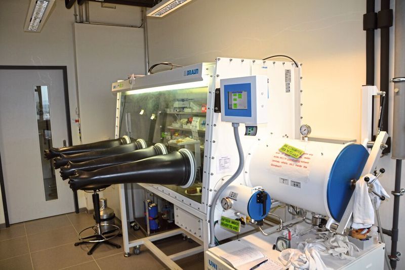 Abb.10: Manche Reagenzien müssen die Forscher unter Schutzatmosphäre in einer solchen Glovebox verarbeiten. (LABORPRAXIS)