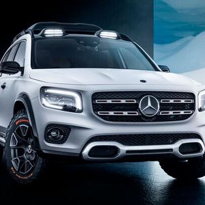 Der Mercedes-Benz GLB aus dem Frühjahr 2019 mit Suchscheinwerfern auf dem Dach und grobstolligen Geländereifen.(Bild:  Auto-Medienportal.Net/Daimler)