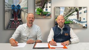 Jan Krott, Geschäftsführer von Krott Electronic (links), und Michael Blass, CEO e-kettensysteme bei Igus, bei der Vertragsunterzeichnung. Durch die Bündelung der Kompetenzen soll das Angebot an individuellen Systemlösungen weiter ausgebaut werden. (Bild: igus)