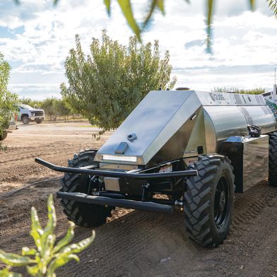 Die Sprühfahrzeuge von Guss navigieren autonom in Weinbergen und Obstgärten. (Bild: RR Donnelley)