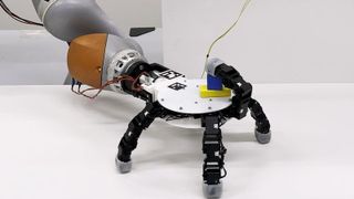 Die Roboterhand kann bis zu sechs identische Finger mit Silikonspitzen aufnehmen und behebt so die menschliche Asymmetrie, indem jede beliebige Fingerkombination opponierende Paare für einen daumenähnlichen Pinch‑Griff bilden kann. (EPFL)