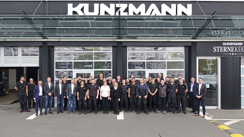 Seit über 80 Jahren bietet Kunzmann weit über Aschaffenburg hinaus exzellenten Service. Eine Leistung, die die Jury des Automotive Business Awards in diesem Jahr mit dem Gesamtsieg in der Kategorie Service honorierte. Seit über 80 Jahren bietet Kunzmann weit über Aschaffenburg hinaus exzellenten Service. Eine Leistung, die die Jury des Automotive Business Awards in diesem Jahr mit dem Gesamtsieg in der Kategorie Service honorierte.