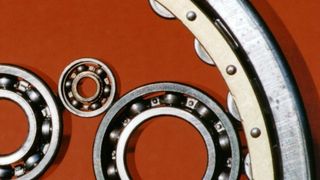 Wälzlager sind teilweise sehr hohen Umdrehungszahlen sowie wechselnden Leistungs- und Umgebungsbedingungen ausgesetzt. Sie müssen daher höchst präzise gearbeitet werden, um nicht zu schnell zu verschleißen oder gar die ganze Anlage zu beschädigen. (Bild: Pixelmous, Pixilio.de)