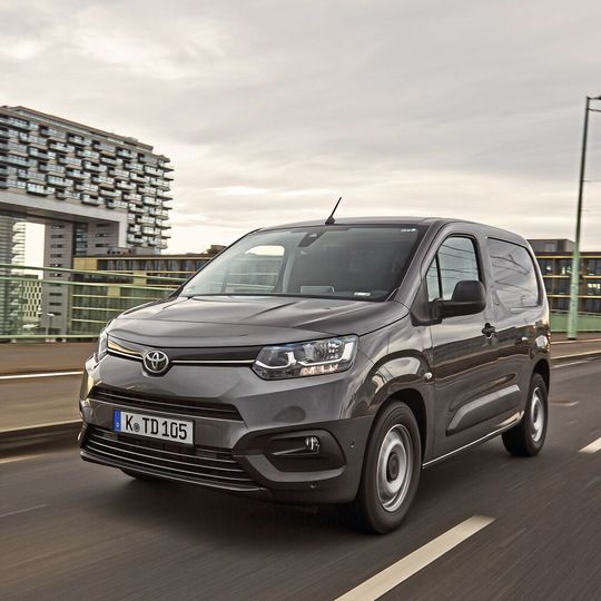 Mit dem Proace City bedient Toyota nach eigenen Angaben ab dem 1. April eine Marktnische namens „Compact Duty Van“.(Bild:  Toyota)