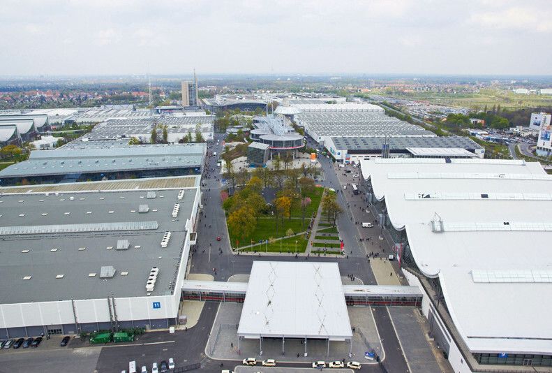 Ein Blick aus der Luft von Eingang Süd her auf das weltgrößte Messegelände in Hannover.  (Deutsche Messe)