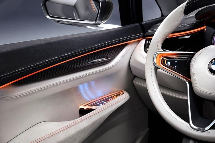 Diverse Lichtelemente und orangefarbene Kontrastnähte betonen die sportliche Ausrichtung des Vans. (BMW)