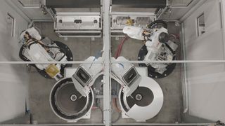 Automatisiertes Surf-Finishing in einer komplexen Fertigungszelle.  (Bild: Rösler Oberflächentechnik GmbH)