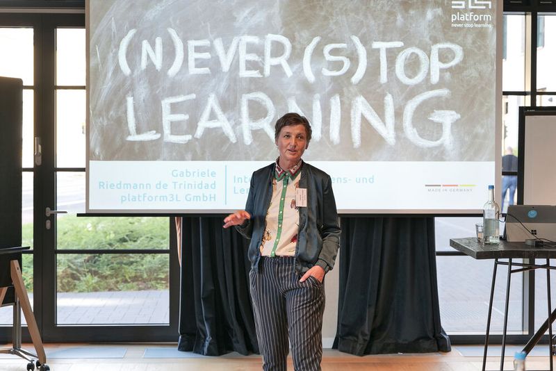 Gabriele Riedmann de Trinidad erläuterte, wie man mit ihrer Platform3L einen Wissenstransfer im Unternehmen managen kann. (Bild: Schmidt - VCG)
