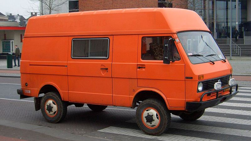 Eine Baureihe für sich bildet der LT 4×4, der mit guten Fahreigenschaften im Gelände aufwartete. Dem serienmäßigen Schaltgetriebe war ein untersetzbares Verteilergetriebe nachgeschaltet, das die Kraft auf Hinter- und die zuschaltbare Vorderachse übertrug. Beim Fahren mit gesperrten Differentialen schaffte der LT Steigungen von 45 Grad. Den LT 4×4 gab es als LT 40 und LT 45 in allen Ausführungen, die für den 4×2 auch erhältlich waren, allerdings nur mit dem mittleren Radstand (2950 mm). Den Vorläufer für den VW LT 4×4 bildete dabei der von Sülzer Fahrzeugbau aus Königsbrunn/Augsburg entwickelte Sülzer LT 4×4.  (Bild: CC-BY-SA-3.0)