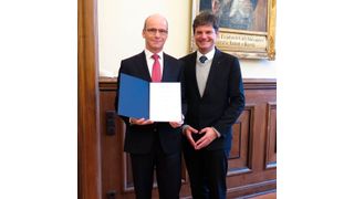 Professor Dr. Tim Hosenfeldt (links) wurde zum Honorarprofessor bestellt. Professor Dr. Joachim Hornegger, Präsident der Friedrich-Alexander-Universität (FAU), überreichte ihm die Urkunde. (Schaeffler)