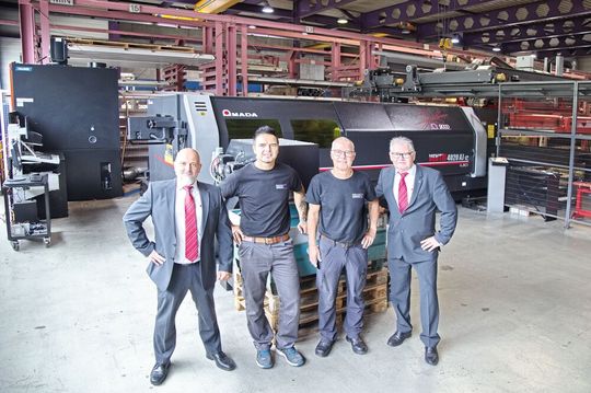 V. l. n. r.: Sergio Mestre (Aussendienstspezialist, Amada Swiss GmbH), Rafet Osmani (Lasermaschinist), Daniel Zumbrunn (CEO und Inhaber, beide Fertigungs-Center Zumbrunn AG) und Hanspeter Müller (Geschäftsführer, Amada Swiss GmbH) vor der 9-kW-Amada-Flachbettlasermaschine im Bereich der Schwarzblechbearbeitung.(Bild:  Matthias Böhm)