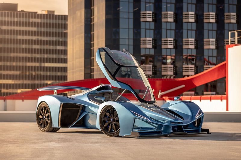 Wie bei einem Jet gelangt man über eine nach oben öffnende Glaskuppel in den Innenraum des D12. (Bild: Delage Automobiles)