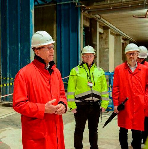 Norwegian Minister of Petroleum and Energy Terje Aasland visited the site of Vianode’s first industrial-scale plant for sustainable battery materials at Herøya Industripark in Norway.