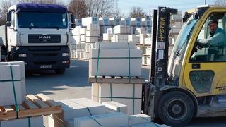 Schwerlaststapler sind oft Schmutz, Staub und Temperaturschwankungen ausgesetzt. Aber das sind nicht die Kriterien, die bei einer Auswahl entscheidend sind. (Hyster)