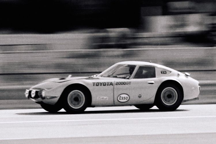 Als automobile Geldanlage spielt dieser Toyota heute fast in der Hochpreisliga von Ferrari und ähnlichen Hochgeschwindigkeits-Legenden. Für alle Fans fernöstlicher Fast-and-Furious-Racer bleibt der 2000 GT aber vor allem eines: Japans erster Supersportwagen. (Foto: Toyota)
