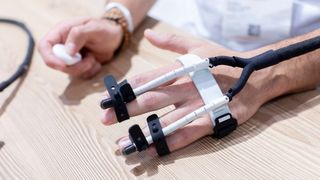 Ein Exoskelett für Finger soll Menschen mit eingeschränkter Muskelkraft in den Händen eine Hilfestellung geben, um etwa eine Tasse wieder selbstständig halten können. (Bild: Messe Düsseldorf/Andreas Wiese)