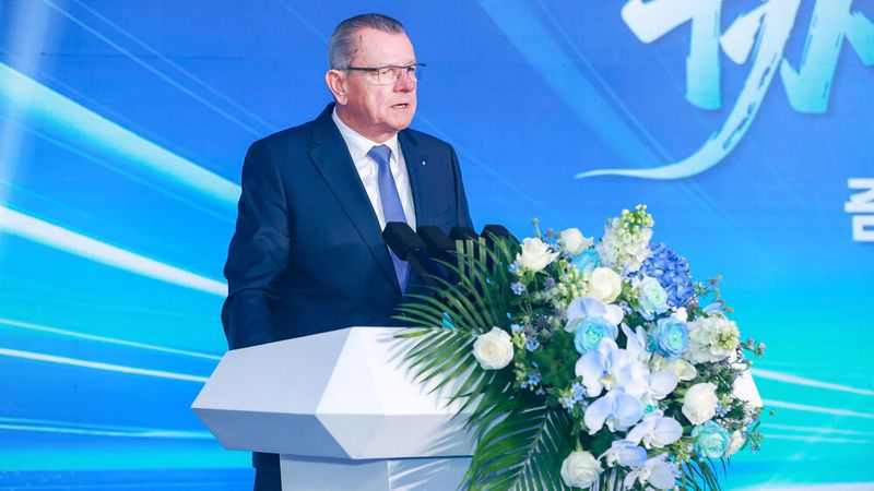 Jürgen Wolfgang Kirchhoff, Chef von Kirchhoff Automotive, bei der Jubiläumsveranstaltung im chinesischen Suzhou.(Bild:  Kirchhoff Automotive)